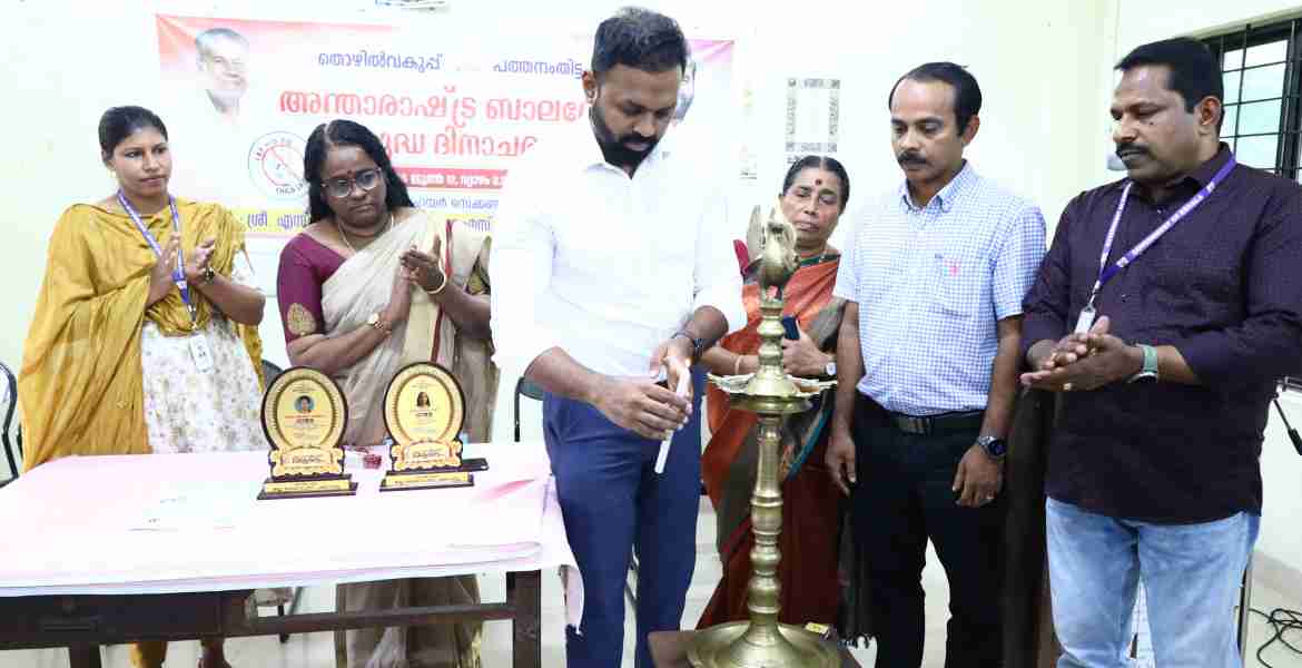 അന്താരാഷ്ട്ര ബാലവേല വിരുധ ദിനാചരണത്തിന്റെ ഉദ്ഘാടനം അടൂര്‍ സര്‍ക്കാര്‍ ബോയ്സ് ഹയര്‍ സെക്കന്‍ഡറി സ്‌കൂളില്‍ ജില്ലാ കലക്ടര്‍ എസ്. പ്രേം കൃഷ്ണന്‍ നിര്‍വഹിക്കുന്നു