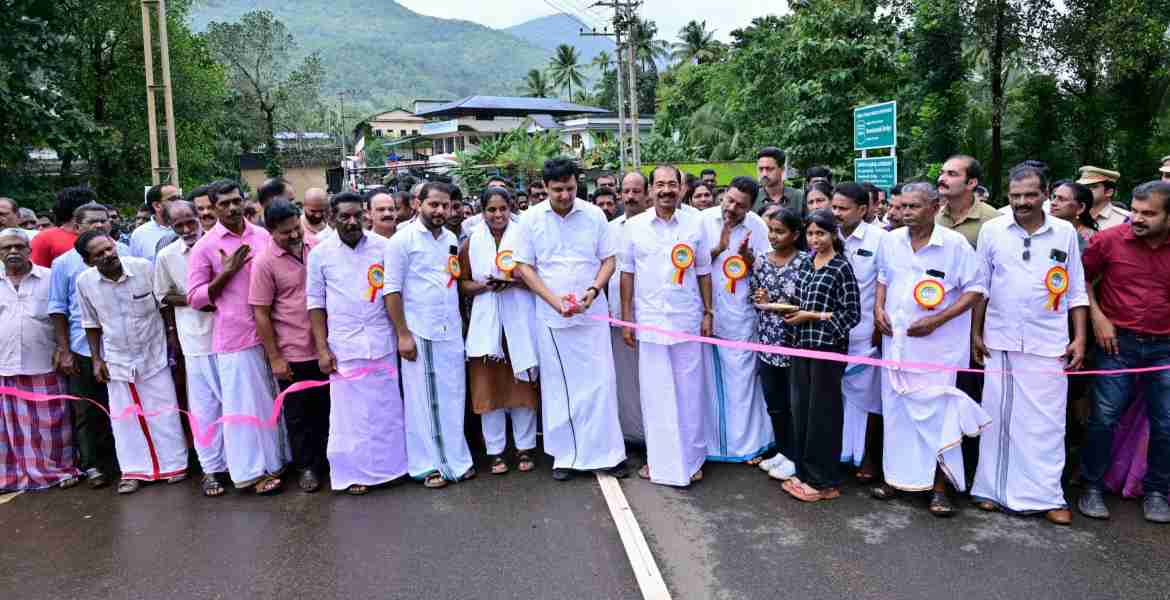 ബാവലിപ്പുഴയ്ക്ക് കുറുകെ പുനർനിർമ്മിച്ച നീണ്ടുനോക്കി-കൊട്ടിയൂർ പാലത്തിന്റെ ഉദ്ഘാടനം ടൂറിസം - പൊതുമരാമത്ത് വകുപ്പ് മന്ത്രി പി എ മുഹമ്മദ് റിയാസ് നിർവഹിക്കുന്നു സമീപം അഡ്വ. സണ്ണി ജോസഫ് എം എൽ എ