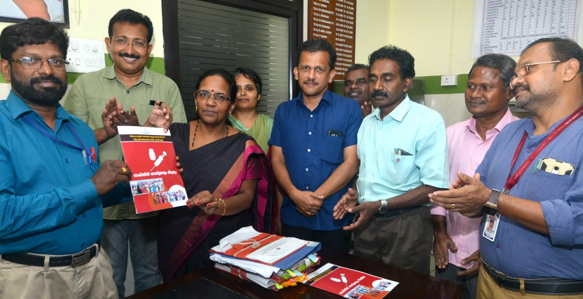  പ്രതിരോധമാര്‍ഗങ്ങളെക്കുറിച്ചുള്ള ബോധവത്കരണത്തിന്റെ ഭാഗമായി ജില്ലാ ഇന്‍ഫര്‍മേഷന്‍ ഓഫീസ് പ്രസിദ്ധീകരിച്ച ലഘു പുസ്തകം ജില്ലാ മെഡിക്കല്‍ ഓഫീസര്‍ ഡോ എന്‍ കെ കുട്ടപ്പന്‍ അഡീഷണല്‍ ജില്ലാ മെഡിക്കല്‍ ഓഫീസര്‍ ഡോ എസ് ശ്രീദേവിക്ക് നല്കി പ്രകാശനം ചെയ്യുന്നു. ജില്ലാ ഇന്‍ഫര്‍മേഷന്‍ ഓഫീസര്‍ നിജാസ് ജ്യുവല്‍, ആരോഗ്യകേരളം ജില്ലാ പ്രൊജക്ട് ഓഫീസര്‍ ഡോ മാത്യുസ് നുമ്പേലി, ജില്ലാ മലേറിയ ഓഫീസര്‍ വി ജി അശോക് കുമാര്‍ തുടങ്ങിയവര്‍ സമീപം.
