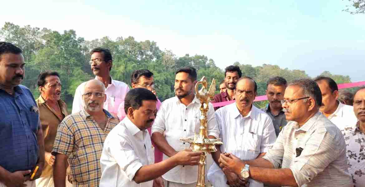 കീക്കൊഴൂര്‍ പേരുച്ചാല്‍ പാലത്തിന് സമീപം തിരുവാഭരണപാതയിലെ പുതിയ പാലത്തിന്റെ ഉദ്ഘാടനം അഡ്വ. പ്രമോദ് നാരായണ്‍ എംഎല്‍എ നിര്‍വഹിക്കുന്നു.
