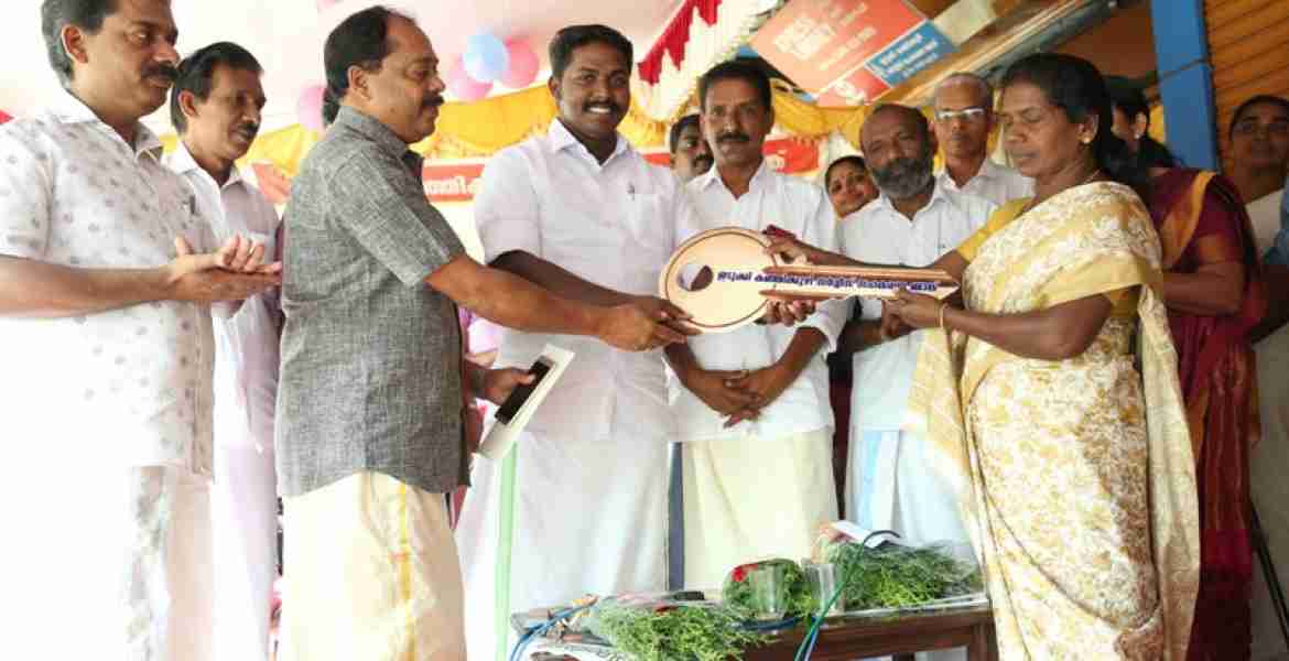 കഞ്ഞിക്കുഴിയില്‍  കെയര്‍ ഹോം പദ്ധതിയില്‍ നിര്‍മ്മിച്ച  വീടുകളുടെ താക്കോല്‍ ദാനം ജില്ലാ പഞ്ചായത്ത് അംഗം വിഷ്ണു കെ. ചന്ദ്രന്‍ നിര്‍വ്വഹിക്കുന്നു.