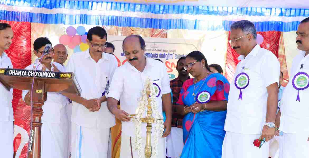 പരപ്പ ബ്ലോക്ക് പഞ്ചായത്തിനായി കിനാനൂര്‍ കരിന്തളം ഗ്രാമ പഞ്ചായത്തില്‍ സംസ്ഥാന കൃഷി വകുപ്പ് അനുവദിച്ച കാര്‍ഷിക സേവന കേന്ദ്രം ഉദ്ഘാടനം മന്ത്രി ഇ. ചന്ദ്രശേഖരന്‍ നിര്‍വഹിക്കുന്നു. 