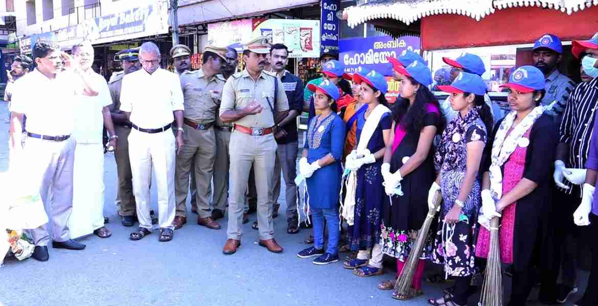 അടിമാലിയില്‍ നടന്ന ശുചീകരണ പ്രവര്‍ത്തനങ്ങളില്‍ നിന്ന്