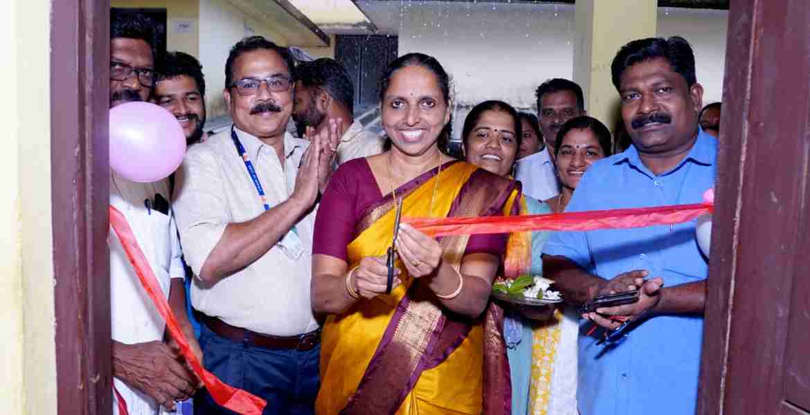 കുടുംബശ്രീ ജില്ലാ മിഷന്റെ നേതൃത്വത്തില്‍ കുറുമാത്തൂര്‍ പഞ്ചായത്തില്‍ നടപ്പാക്കുന്ന ഇന്റഗ്രേറ്റഡ് ഫാര്‍മിങ് ക്ലസ്റ്റര്‍ ലൈവ് ലി ഹുഡ് സര്‍വീസ് സെന്ററിന്റെ ഉദ്ഘാടനം പഞ്ചായത്ത് പ്രസിഡണ്ട്  വി എം സീന  നിര്‍വഹിക്കുന്നു.