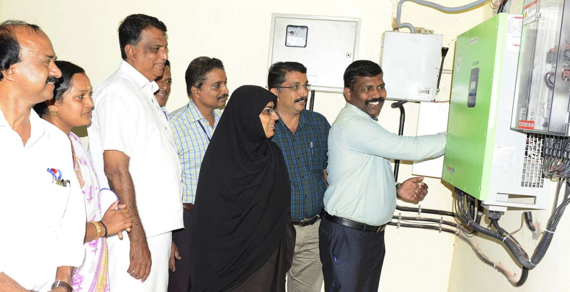 തൃക്കരിപ്പൂര്‍ ഗ്രാമപഞ്ചായത്ത് നിര്‍മ്മിച്ച സൗരോര്‍ജ്ജ പാനലിന്റെ ഉദ്ഘാടനം  ജില്ലാ കലക്ടര്‍  ജീവന്‍ബാബു. കെ നിര്‍വഹിക്കുന്നു. 