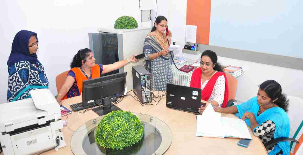 കളക്ടറേറ്റില്‍ തെരഞ്ഞെടുപ്പ് കണ്‍ട്രോള്‍ റൂമിന്റെ പ്രവര്‍ത്തനത്തില്‍ ഏര്‍പ്പെട്ടിരിക്കുന്ന വനിതാ ജീവനക്കാര്‍.