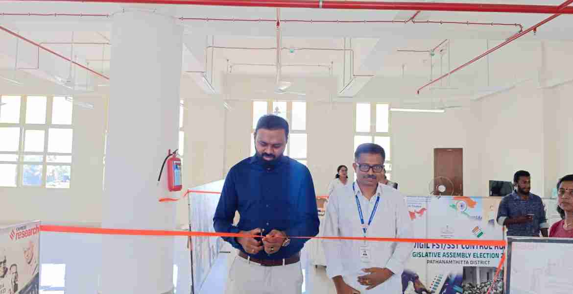 കലക്ടറേറ്റ് കണ്‍്‌ട്രോള്‍ റൂം ഉദ്ഘാടനം ജില്ല കലക്ടര്‍ എസ് പ്രേം കൃഷ്ണന്‍ നിര്‍വഹിക്കുന്നു