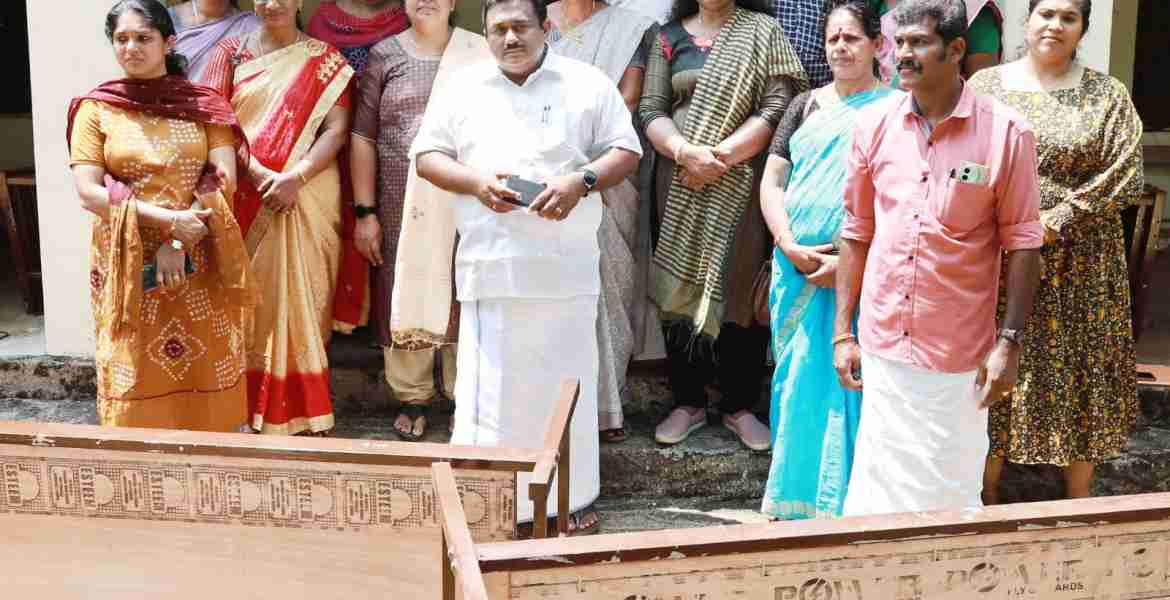 കട്ടില്‍ വിതരണ ഉദ്ഘാടനം പെരിങ്ങര ഗ്രാമപഞ്ചായത്ത് പ്രസിഡന്റ് എബ്രഹാം തോമസ് നിര്‍വഹിക്കുന്നു 