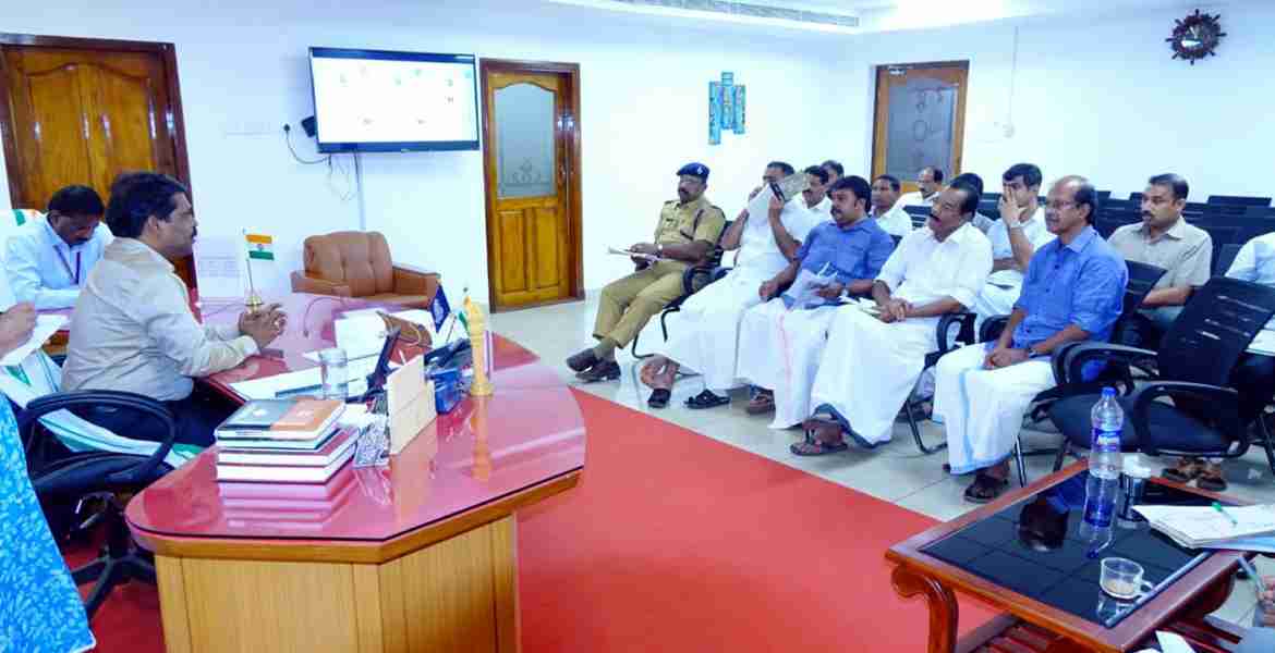  കാസര്‍കോട് മണ്ഡലത്തിലെ വോട്ട് എണ്ണുന്നതിനുള്ള ഉദ്യോഗസ്ഥരുടെ രണ്ടാംഘട്ട റാന്‍ഡമൈസേഷന്‍, പൊതുനിരീക്ഷന്‍ എസ്.ഗണേഷിന്റെയും സ്ഥാനാര്‍ഥികളുടെയും പ്രതിനിധികളുടെയും സാന്നിധ്യത്തില്‍ വരണാധികാരി ഡോ.ഡി.സജിത് ബാബു നിര്‍വഹിക്കുന്നു.
