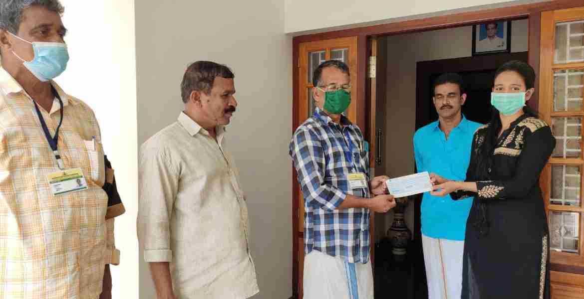 അഞ്ജലി തന്റെ സംസ്ഥാന ഹയര്‍ എജ്യുക്കേഷന്‍ സ്‌കോളര്‍ഷിപ്പ് തുക മുഖ്യമന്ത്രിയുടെ ദുരിതാശ്വാസ നിധിയിലേക്ക് കൈമാറുന്നു.  