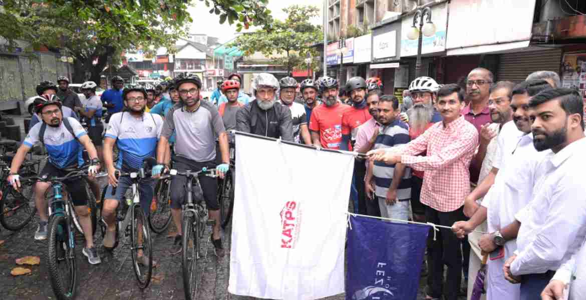 സൈക്കിൾ റാലി മാനഞ്ചിറയിൽ ജില്ലാ കലക്ടർ ഫ്ലാഗ് ഓഫ് ചെയ്യുന്നു