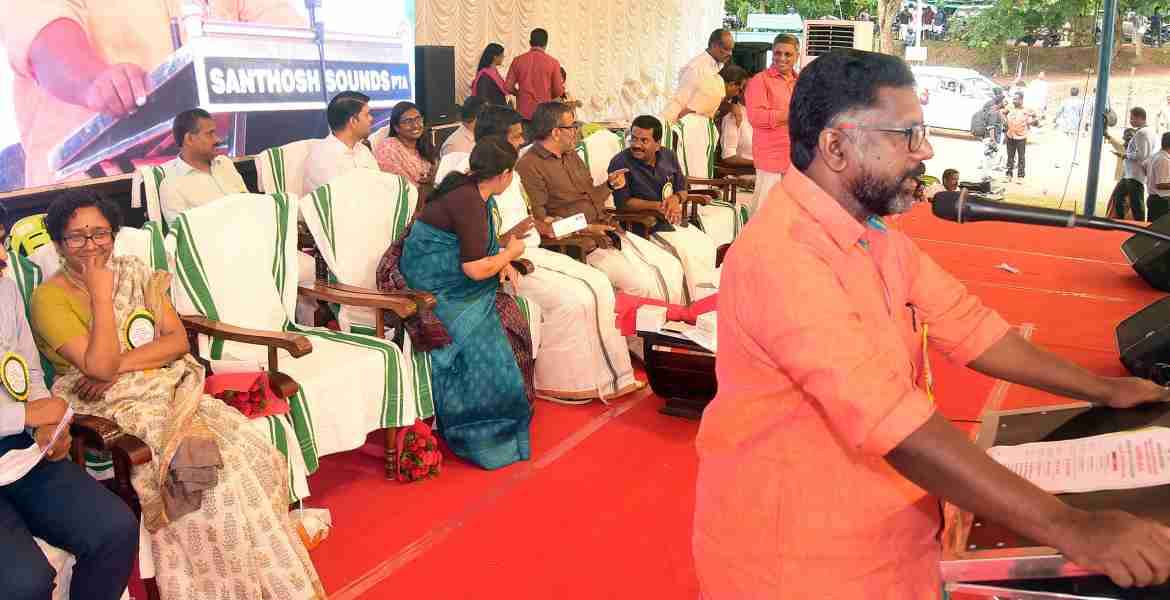 അതിദാരിദ്ര്യ നിര്‍മാര്‍ജനം മൈക്രോപ്ലാന്‍ രൂപീകരണത്തിന്റേയും അവകാശം അതിവേഗം പദ്ധതിയുടെ പൂര്‍ത്തീകരണത്തിന്റെയും സംസ്ഥാനതല പ്രഖ്യാപന ചടങ്ങില്‍ അതിദരിദ്രര്‍ക്കുള്ള ഉപജീവന ഉപാധി വിതരണം നിര്‍വഹിച്ച് ഡെപ്യുട്ടി സ്പീക്കര്‍ ചിറ്റയം ഗോപകുമാര്‍ സംസാരിക്കുന്നു.  