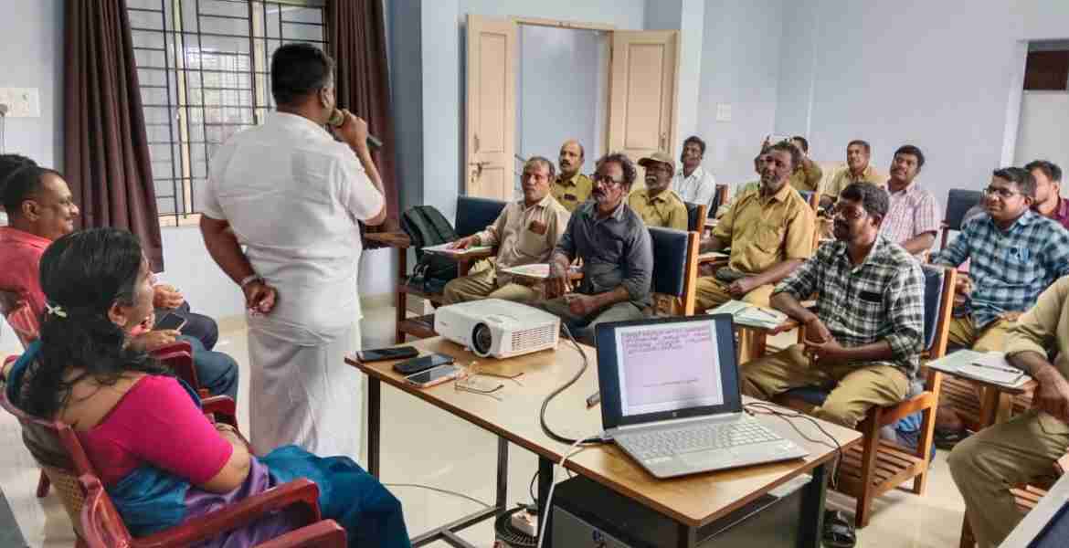 തെരുവു നായ്ക്കളെ പിടികൂടുന്നതിന് കണ്ണൂർ കോര്‍പ്പറേഷന്‍ നിയോഗിച്ച കണ്ടിജന്റ് ജീവനക്കാരോട് കോര്‍പ്പറേഷന്‍ മേയര്‍  മുസ്ലിഹ് മഠത്തില്‍ സംസാരിക്കുന്നു