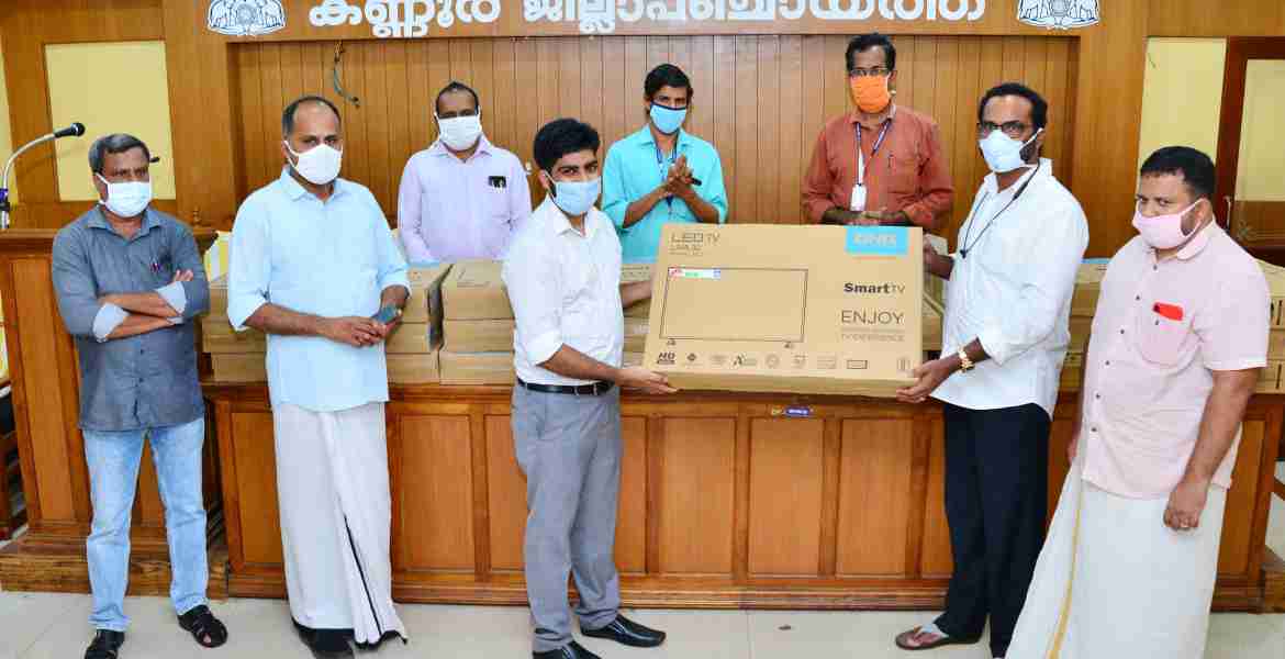 ഇ ക്ലാസ് ചലഞ്ചിന്റെ ഭാഗമായി  ദയ ചാരിറ്റമ്പിള്‍ ട്രസ്റ്റ് പതിനഞ്ച് സ്മാര്‍ട്ട് ടിവികള്‍ ജില്ലാ പഞ്ചായത്തില്‍ വച്ച് സബ് കളക്ടര്‍ ആസിഫ് കെ യൂസഫിന് കൈമാറുന്നു