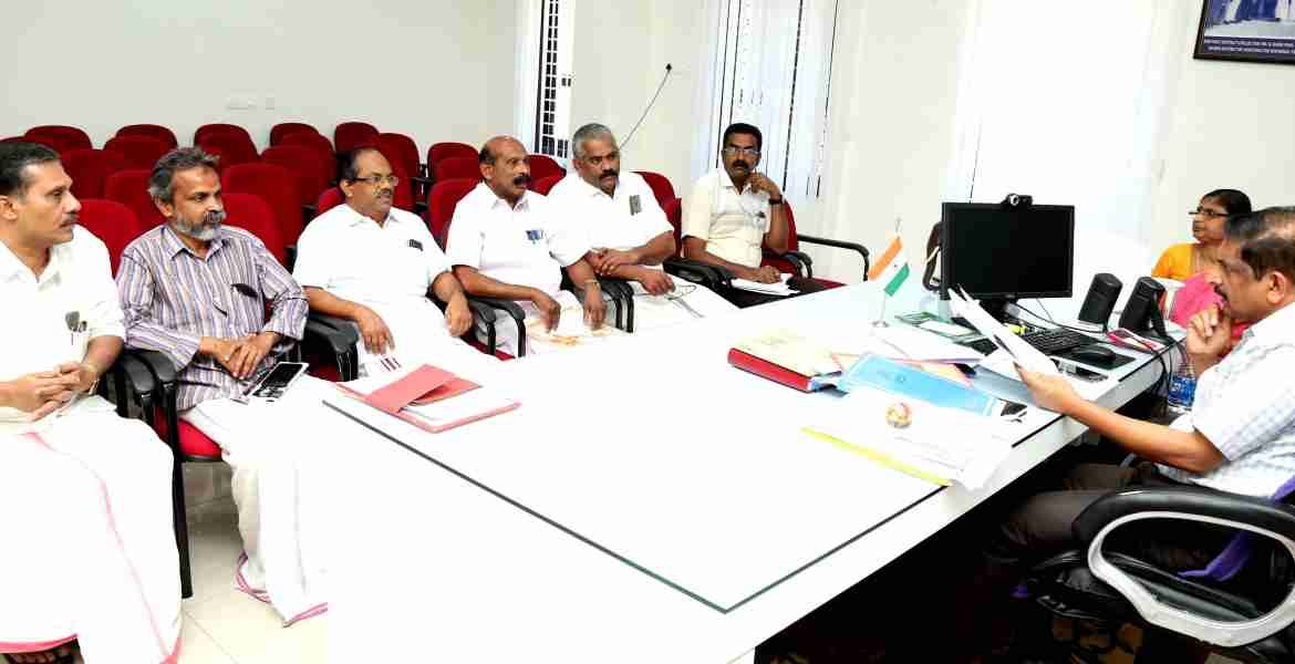വോട്ടര്‍ പട്ടിക പുതുക്കുന്നതു സംബന്ധിച്ച് ചേര്‍ന്ന രാഷ്ട്രീയ പാര്‍ട്ടി ജില്ലാ തല പ്രതിനിധി യോഗത്തിന് ജില്ലാ കലക്ടര്‍ എച്ച്. ദിനേശന്‍ അധ്യക്ഷത വഹിച്ചു സംസാരിക്കുന്നു.