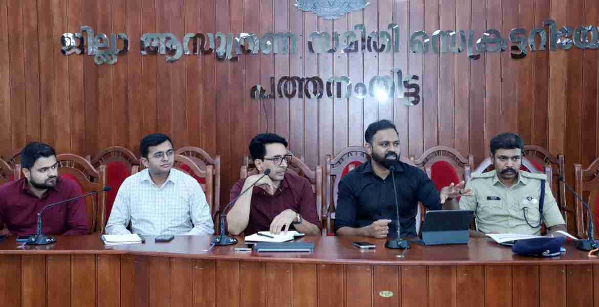 അഡീഷണല്‍ ചീഫ് ഇലക്ടറല്‍ ഓഫീസര്‍ പി ബി നൂഹിന്റെ നേതൃത്വത്തില്‍ ജില്ല ആസൂത്രണ സമിതി സെക്രട്ടറിയേറ്റ് കോണ്‍ഫറന്‍സ് ഹാളില്‍ ചേര്‍ന്ന തിരഞ്ഞെടുപ്പ് അവലോകന യോഗം