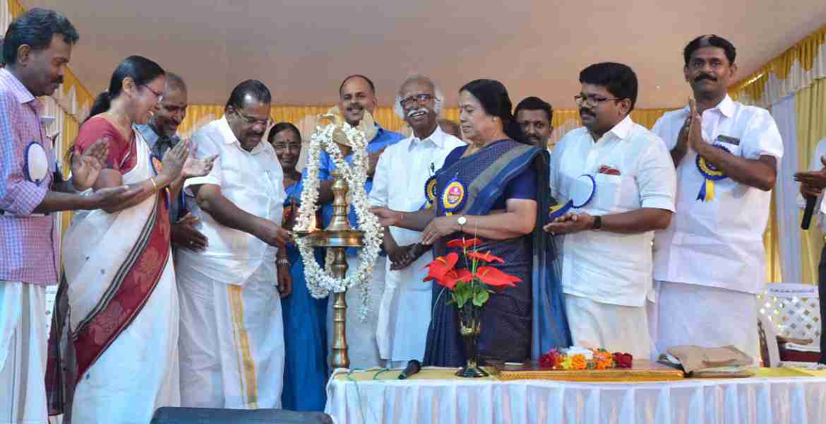 പിണറായി ഹൈടെക് വീവിങ്ങ് മില്‍സ് പ്രവര്‍ത്തനോദ്ഘാടനം മന്ത്രി ഇ പി ജയരാജന്‍ നിര്‍വഹിക്കുന്നു