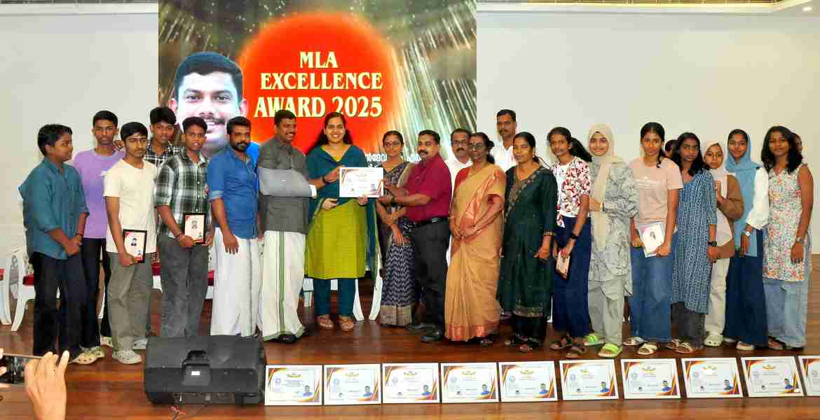 ബാലുശ്ശേരി മണ്ഡലത്തിലെ എംഎല്‍എ എക്‌സലന്‍സ് അവാര്‍ഡ് വിതരണോദ്ഘാടനം തിരുവനന്തപുരം കോര്‍പ്പറേഷന്‍ മേയര്‍ ആര്യാ രാജേന്ദ്രന്‍ നിര്‍വഹിക്കുന്നു