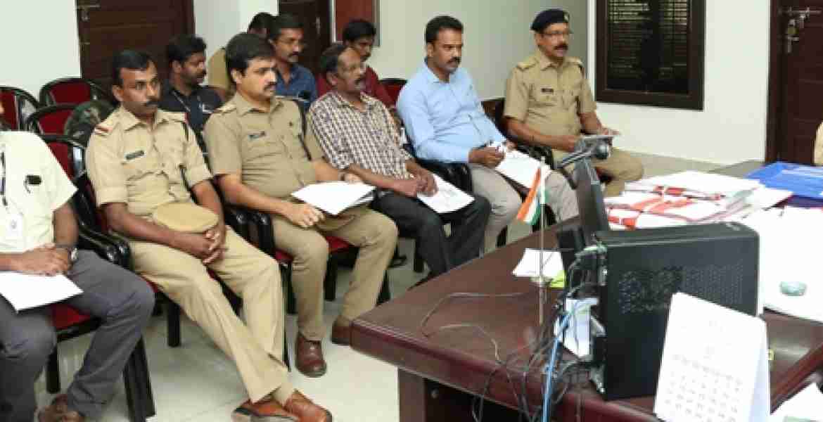എക്സൈസ് വകുപ്പിന്റെ നേതൃത്വത്തില്‍ ചേര്‍ന്ന ജില്ലാതല ജനകീയ  	കമ്മറ്റിയില്‍ കളക്ടര്‍ സംസാരിക്കുന്നു.