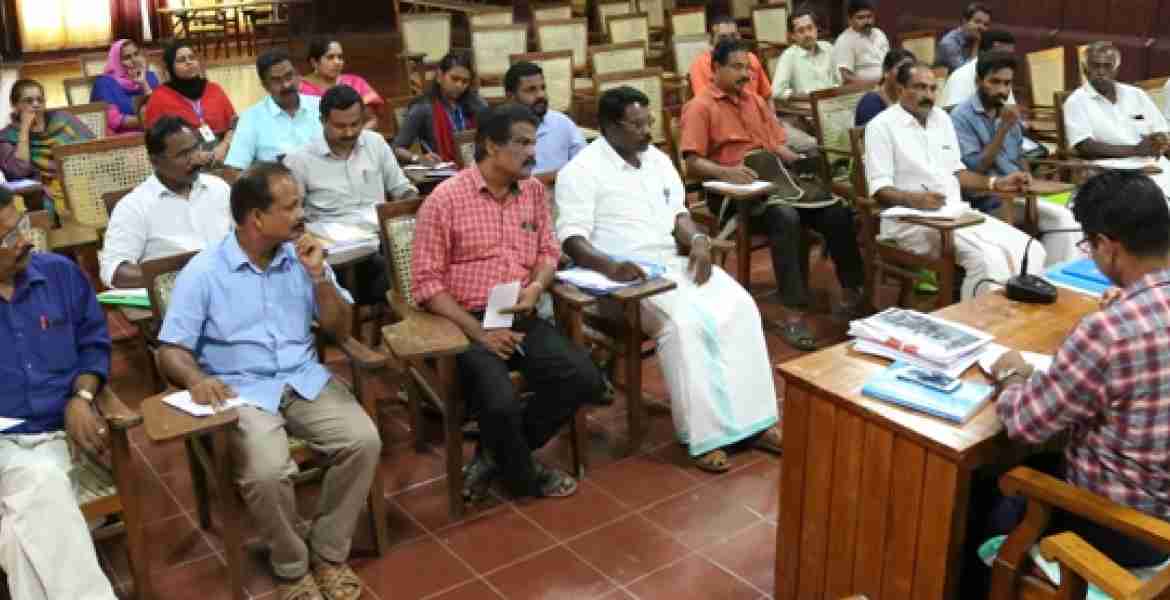 തിരഞ്ഞെടുപ്പ് പ്രചരണങ്ങളുടെ വരവ് ചിലവ് കണക്കുകളെ കുറിച് സ്ഥാനാര്‍ഥികള്‍ക്കും രാഷ്ട്രീയ പാര്‍ട്ടികള്‍ക്കുമായി  കലക്ടറേററ്  കോണ്‍ഫറന്‍സ് ഹാളില്‍ വിളിച്ചു കൂട്ടിയ യോഗത്തില്‍ തിരഞ്ഞെടുപ്പ് നിരീക്ഷകന്‍  ഡി.വി സിംഗ് സംസാരിക്കുന്നു