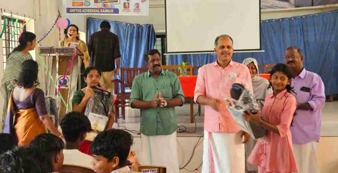 ഫിഷറീസ് സ്കൂൾ പ്രവേശനോത്സവത്തിൻ്റെ ഭാഗമായി ഗവ. റീജിയണൽ ഫിഷറീസ് ടെക്നിക്കൽ ഹൈസ്കൂൾ അഴീക്കലിൽ വിദ്യാർഥികൾക്കുള്ള പഠനോപകരണ വിതരണം കെ വി സുമേഷ് എംഎൽഎ നിർവഹിക്കുന്നു.