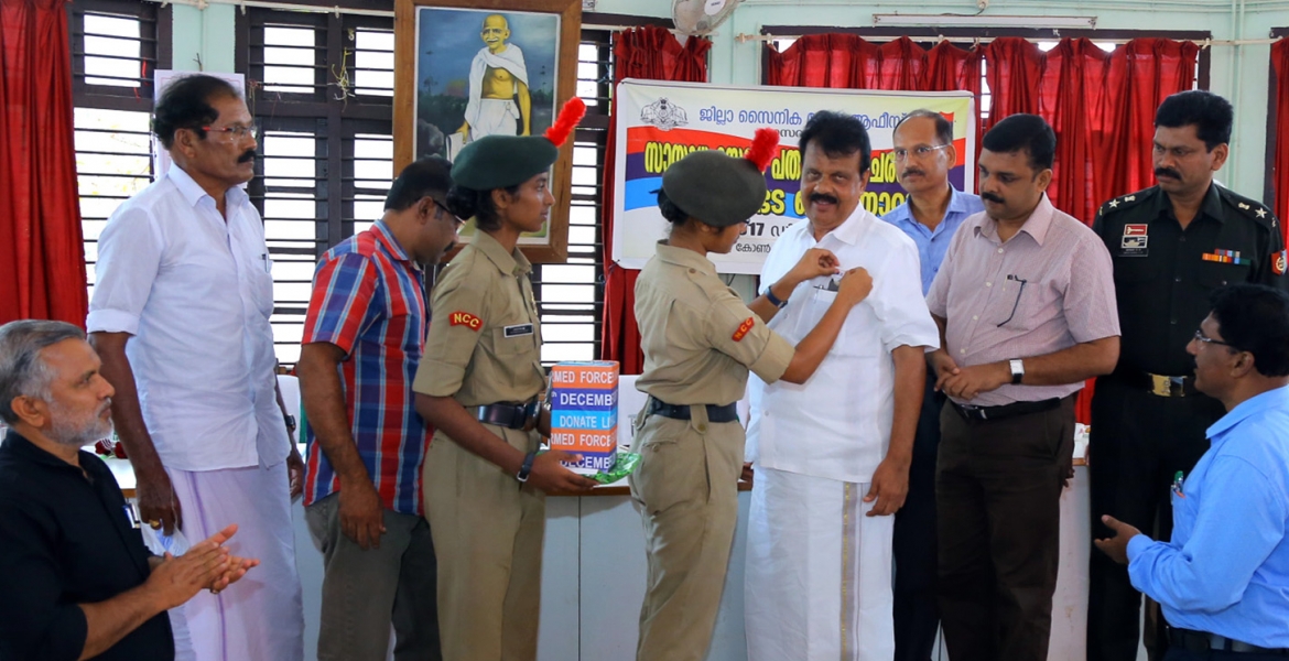 സായുധസേന പതാക വില്‍പ്പനയുടെ ഉദ്ഘാടനം നിര്‍വഹിച്ച എന്‍.എ നെല്ലിക്കുന്ന് എംഎല്‍എയെ എന്‍സിസി കേഡറ്റ് പതാക അണിയിക്കുന്നു