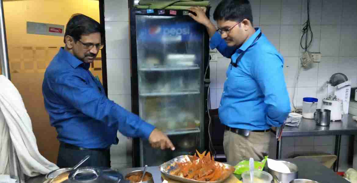 ഫുഡ് സേഫ്റ്റി അസിസ്റ്റന്റ് കമ്മീഷണര്‍ ബെന്നി ജോസഫ്, ഫുഡ് സേഫ്റ്റി ഓഫീസര്‍ അരുണ്‍ കുമാര്‍ എന്നിവരുടെ നേതൃത്വത്തില്‍ തൊടുപുഴയിലെ ഹോട്ടലുകളില്‍ പരിശോധന നടത്തുന്നു 