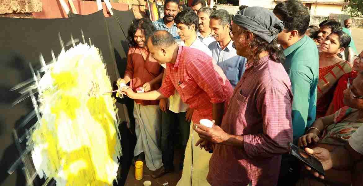 ഗദ്ദിക 2020  ന്റെ ഭാഗമായി ചിത്രകാരന്മാരുടെ നേതൃത്വത്തില്‍ കണ്ണൂര്‍ ടൗണ്‍ സ്‌ക്വയറില്‍ സംഘടിപ്പിച്ച ചിത്ര ഗദ്ദിക ജില്ലാ പഞ്ചായത്ത് പ്രസിഡന്റ് കെ.വി.സുമേഷ് ഉദ്ഘാടനം ചെയ്യുന്നു.ജില്ലാ കലക്ടര്‍ ടി.വി.സുഭാഷ് സമീപം  