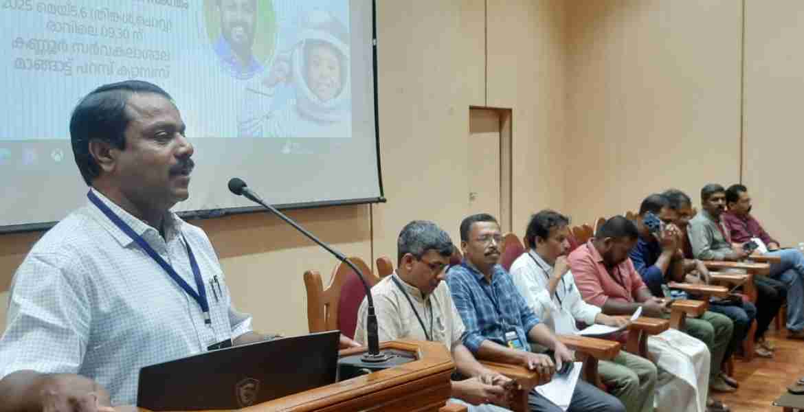 കുട്ടി ഗവേഷക സംഗമം കുസാറ്റ് ഡയറക്ടര്‍ ഡോ. എ യു അരുണ്‍ ഉദ്ഘാടനം ചെയ്യുന്നു