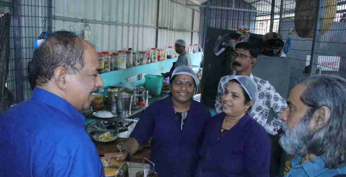 തലശ്ശേരി സുഭിക്ഷ കഫെ സന്ദര്‍ശിച്ച  ഭക്ഷ്യ വകുപ്പ് മന്ത്രി ജി  ആര്‍ അനില്‍ ജീവനക്കാരോട് സംസാരിക്കുന്നു