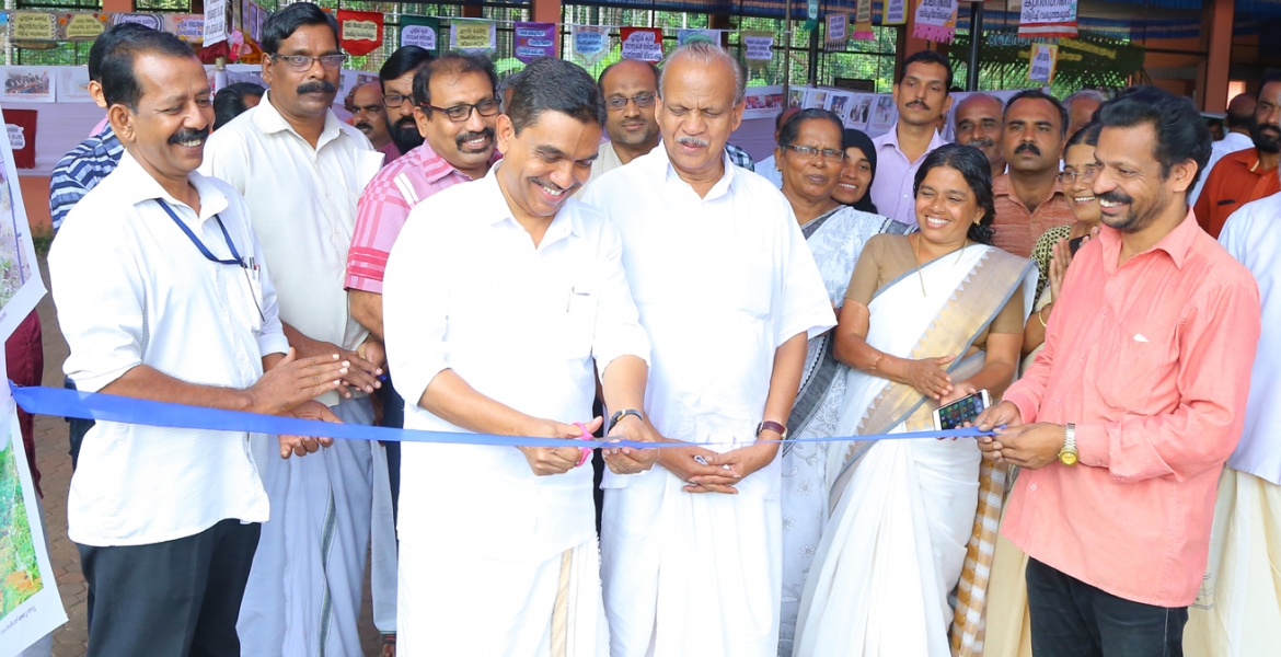 ഹരിതകേരളം മിഷന്‍  ഒന്നാം വാര്‍ഷികത്തോടനുബന്ധിച്ചുള്ള ജില്ലാതല പരിപാടിയുടെ ഭാഗമായി ജില്ലാ ഇന്‍ഫര്‍മേഷന്‍ ഓഫീസിന്റെ ആഭിമുഖ്യത്തില്‍ നടത്തിയ ഹരിതകേരളം ഫോട്ടോപ്രദര്‍ശനം  ജില്ലാ പഞ്ചായത്ത് പ്രസിഡന്റ്  എ ജി സി ബഷീര്‍ ഉദ്ഘാടനം ചെയ്യുന്നു