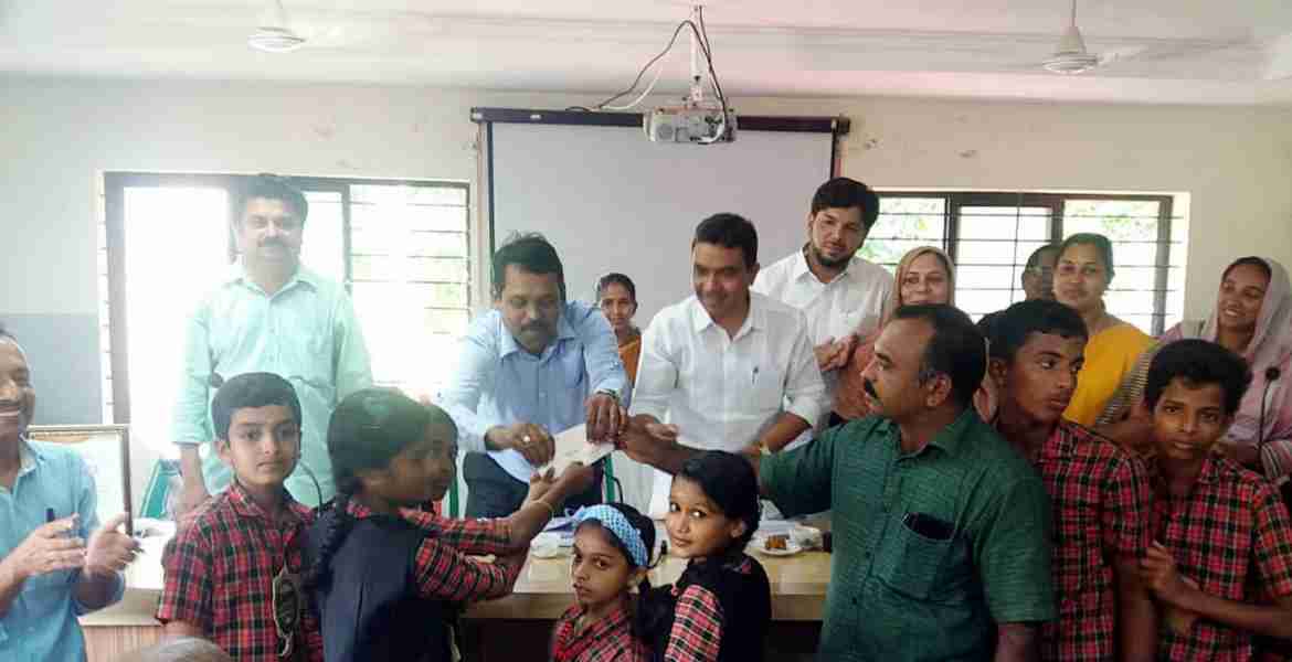 ഹരിത സ്പര്‍ശത്തിനു ഞാനും എന്റെ വിദ്യാലയവും പദ്ധതിയുടെ ജില്ലാതല ഉദ്ഘാടനത്തിന്റെ ഭാഗമായി കുണ്ടംകുഴി ഗവ. ഹയര്‍ സെക്കന്ററി സ്‌കൂള്‍ വിദ്യാര്‍ഥികള്‍ ശേഖരിച്ച പാഴ്‌വസ്തുക്കള്‍ വിറ്റുകിട്ടിയ തുക മുഖ്യമന്ത്രിയുടെ ദുരിതാശ്വാസ നിധിയിലേക്കായി ജില്ലാ കളക്ടര്‍ ഡോ.ഡി.സജിത് ബാബുവിനു കൈമാറുന്നു.
