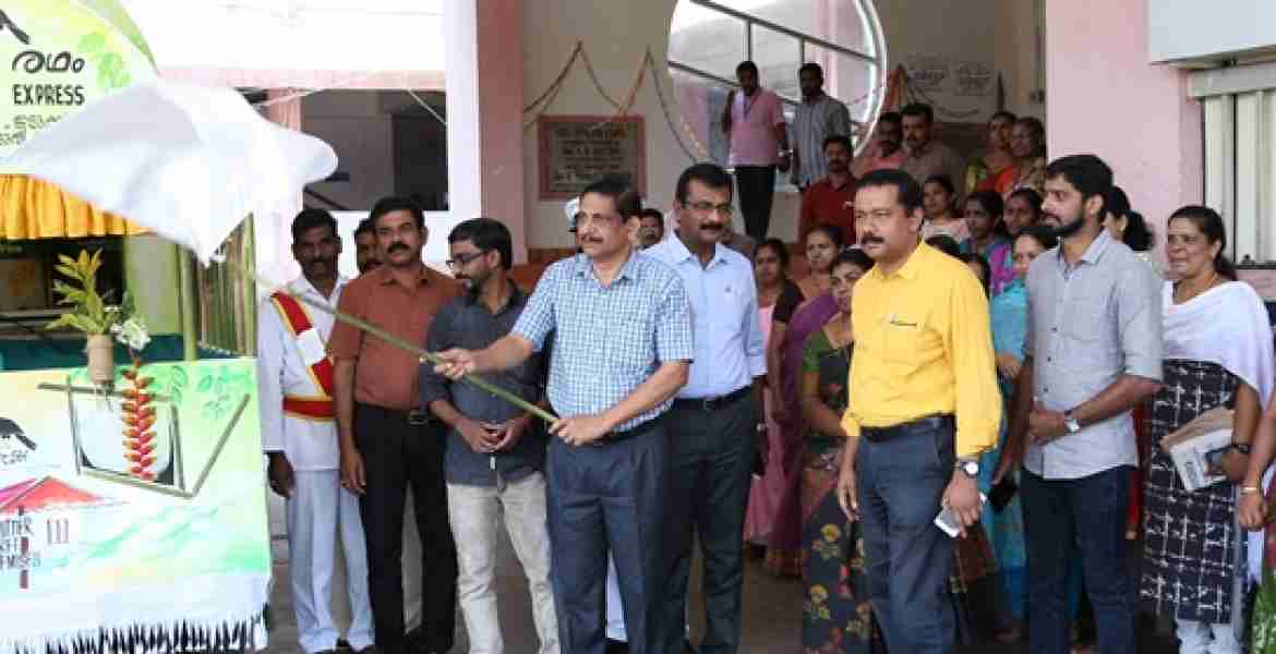 ഹരിത രഥത്തിന്റെ ഫ്‌ളാഗ് ഓഫ് കര്‍മ്മം ജില്ലാ കലക്ടര്‍ എച്ച്.ദിനേശന്‍ നിര്‍വ്വഹിക്കുന്നു