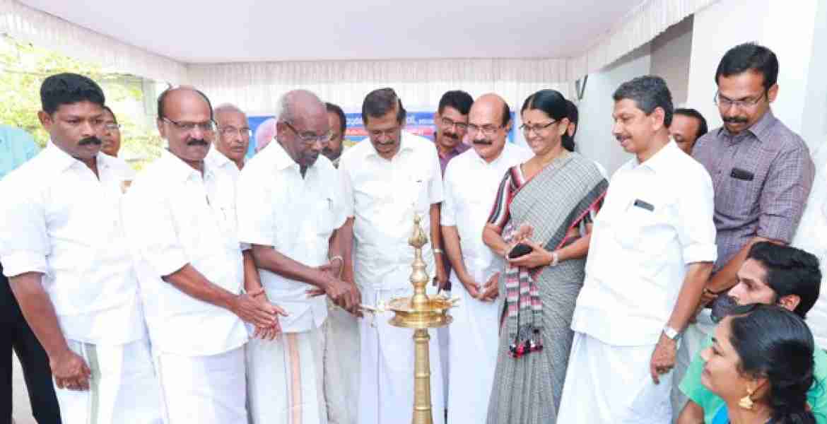 കാരിക്കോട് ജില്ലാ ആയുര്‍വേദ ആശുപത്രിയുടെ പുതിയ പേ വാര്‍ഡ് ബ്ലോക്കിന്റെ ഉദ്ഘാടനം വൈദ്യുതി വകുപ്പ് മന്ത്രി എം.എം മണി  നിര്‍വഹിക്കുന്നു.  