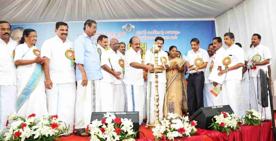 കട്ടപ്പനയിൽ മെഗാ പട്ടയമേള റവന്യൂ മന്ത്രി ഇ.ചന്ദ്രശേഖരൻ ഉത്ഘാനം ചെയ്യുന്നു. വൈദ്യുതി മന്ത്രി എം എം മണി, ജില്ലാ പഞ്ചായത്ത്പ്രസിഡന്റ്ൻ കൊച്ചുത്രേസ്യാ പൗലോസ്, നഗരസഭ ചെയർമാൻ ജോയി വെട്ടിക്കുഴി, ഡീൻ കുര്യാക്കോസ് എം പി, റോഷി അഗസ്റ്റിൻ എം എൽ എ , ഇ എസ് ബിജിമോൾ എംഎൽഎ, ജില്ലാ കളക്ടർ എച്ച് ദിനേശൻ മറ്റ് ജനപ്രതിനിധികൾ തുടങ്ങിയവർ സമീപം.