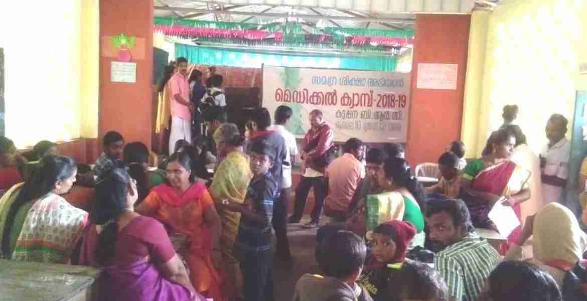 കട്ടപ്പന ബി.ആര്‍.സിയുടെ നേതൃത്വത്തില്‍ നടന്ന മെഡിക്കല്‍ ക്യാമ്പില്‍ ഡോക്ടര്‍മാര്‍ കു'ട്ടികളെ പരിശോധിക്കുന്നു.
