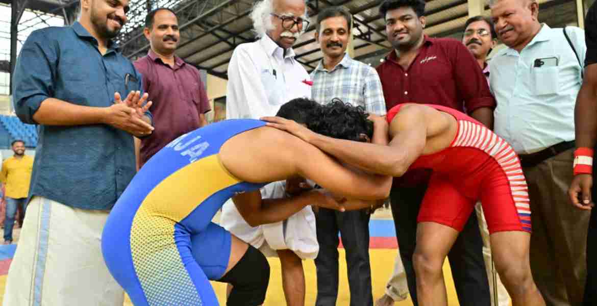 നവീകരിച്ച മുണ്ടയാട് ഇൻഡോർ സ്റ്റഡിയം ഉദ്ഘാടനം ചെയ്തു; സോളാർ പ്ലാന്റിന്റെ പ്രവൃത്തിക്ക് തുടക്കം 