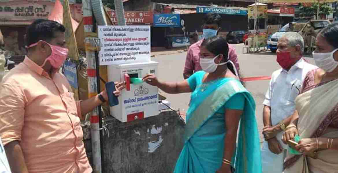 അടിമാലി സെന്‍ട്രല്‍ ജംഗഷനില്‍ സ്ഥാപിച്ച ഇന്‍സിനേറ്ററിന്റെ സ്വിച്ച് ഓണ്‍ കര്‍മ്മം ഗ്രാമപഞ്ചായത്ത് പ്രസിഡന്റ് ദീപാ രാജീവ് നിര്‍വ്വഹിക്കുന്നു.