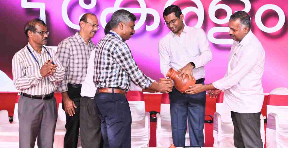 രണ്ടാം പിണറായി വിജയൻ മന്ത്രിസഭയുടെ നാലാം വാർഷികാഘോഷത്തിന്റെ ഭാഗമായി ജലവിഭവ വകുപ്പ് ഒരുക്കിയ ജലഹർഷം- 2025 സാങ്കേതിക സെമിനാർ ജില്ലാ കലക്ടർ അരുൺ കെ വിജയൻ ഉദ്ഘാടനം ചെയ്യുന്നു
