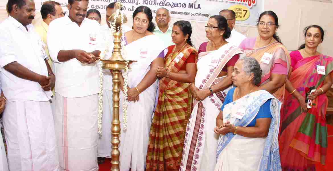 പ്രമാടം രാജീവ്ഗാന്ധി ഇന്‍ഡോര്‍ സ്‌റ്റേഡിയത്തില്‍ കോന്നി ബ്ലോക്ക് പഞ്ചായത്തിലെ ലൈഫ് മിഷന്‍ കുടുംബസംഗമവും അദാലത്തും അഡ്വ.കെ.യു ജനീഷ്‌കുമാര്‍ എംഎല്‍എ ഉദ്ഘാടനം ചെയ്യുന്നു. 