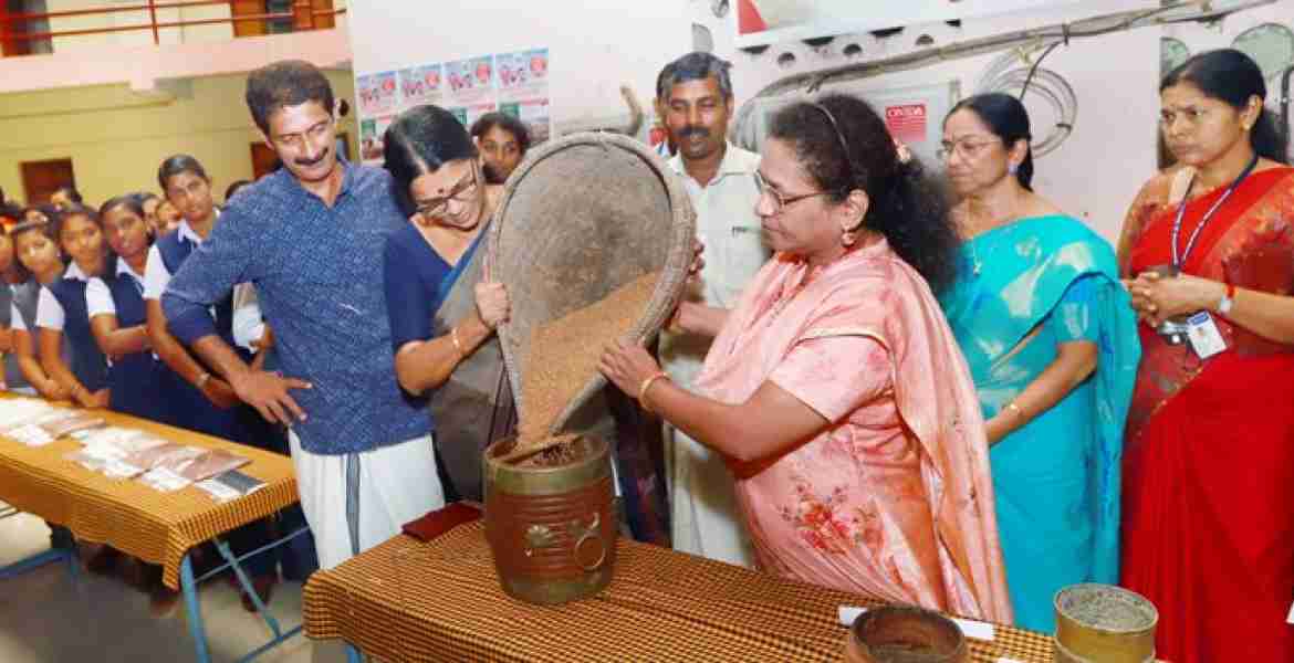 തൊടുപുഴ മിനി സിവില്‍ സ്റ്റേഷനില്‍ നടന്ന നെല്‍കൃഷി പ്രദര്‍ശനം മുനിസിപ്പല്‍ ചെയര്‍പേഴ്‌സണ്‍ ജെസ്സി ആന്റണി ഉദ്ഘാടനം ചെയ്യുന്നു.
