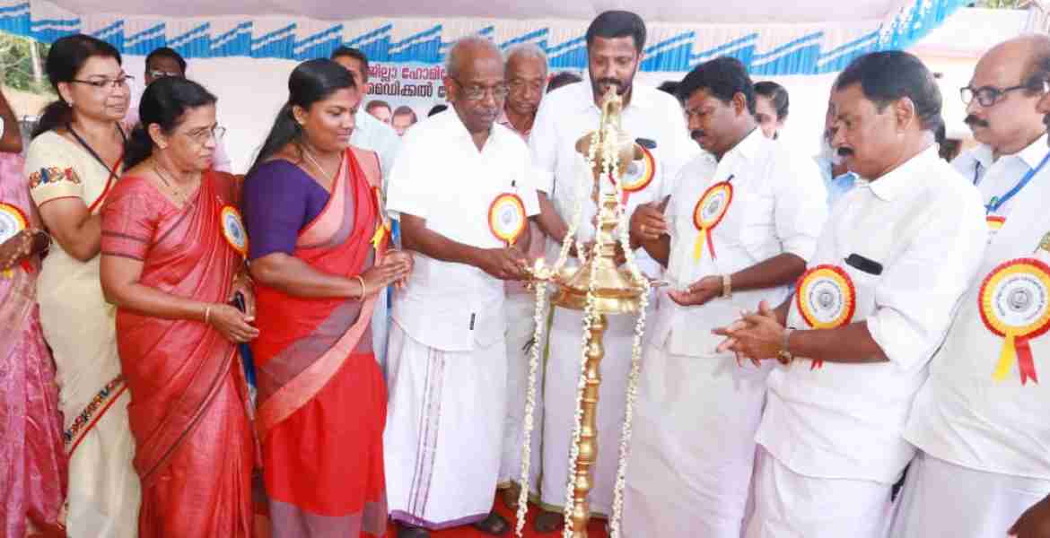 ഇടുക്കി ജില്ലാ ഹോമിയോ മെഡിക്കല്‍ സ്റ്റോറിന്റെ ഉദ്ഘാടനം മുട്ടത്ത് വൈദ്യുത മന്ത്രി എം എം മണി നിര്‍വ്വഹിക്കുന്നു
