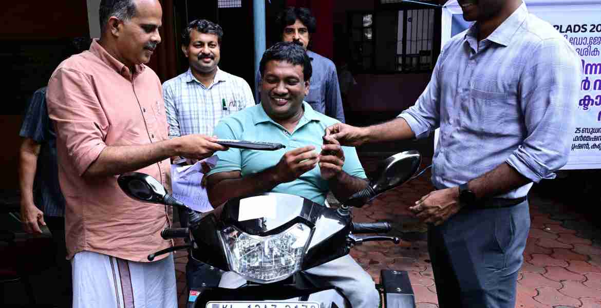 ഡോ. ജോൺ ബ്രിട്ടാസ് എം പിയുടെ പ്രാദേശിക വികസന പദ്ധതിയില്‍ ഉള്‍പ്പെടുത്തി സാമൂഹ്യനീതി വകുപ്പിന്റെ സഹകരണത്തോടെ ഭിന്നശേഷിക്കാര്‍ക്ക് സൈഡ് വീല്‍ ഘടിപ്പിച്ച സ്‌കൂട്ടറുകളും ഇലക്ട്രോണിക് വീൽചെയറും   കെ വി സുമേഷ് എം എൽ എ വിതരണം ചെയ്യുന്നു