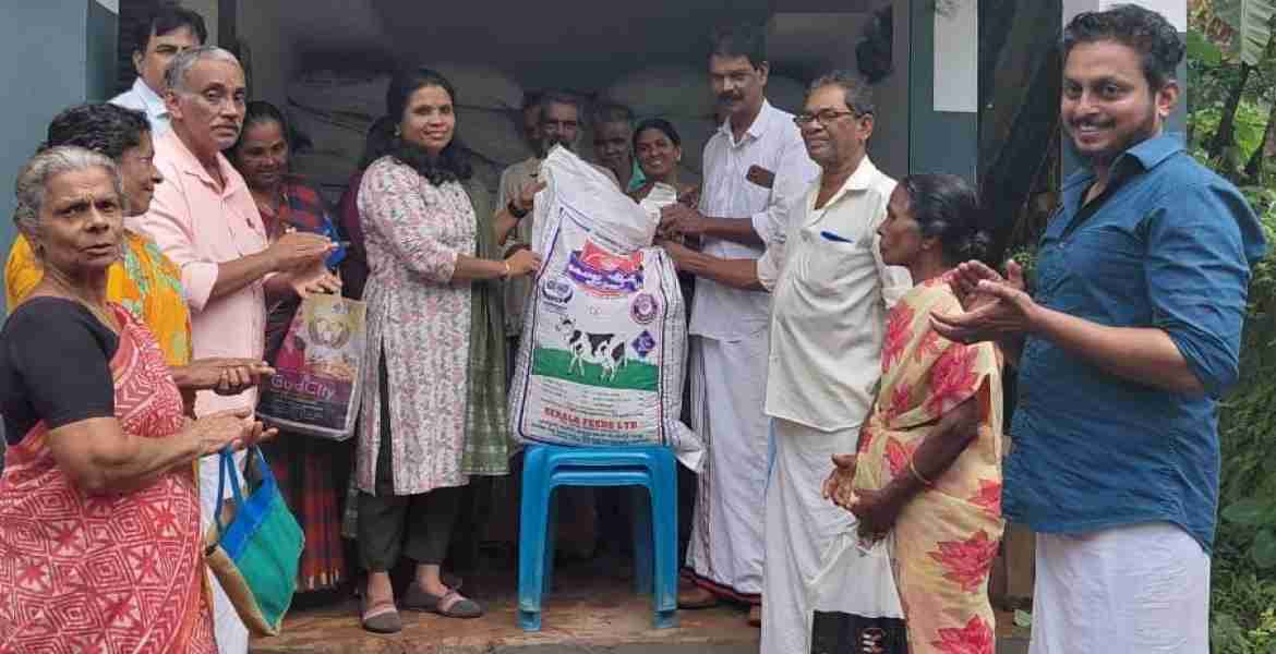 കറവപ്പശു സബ്സിഡി കാലിത്തീറ്റ വിതരണം പാട്യം പഞ്ചായത്ത് പ്രസിഡന്റ് എൻ വി ഷിനിജ നിർവഹിക്കുന്നു