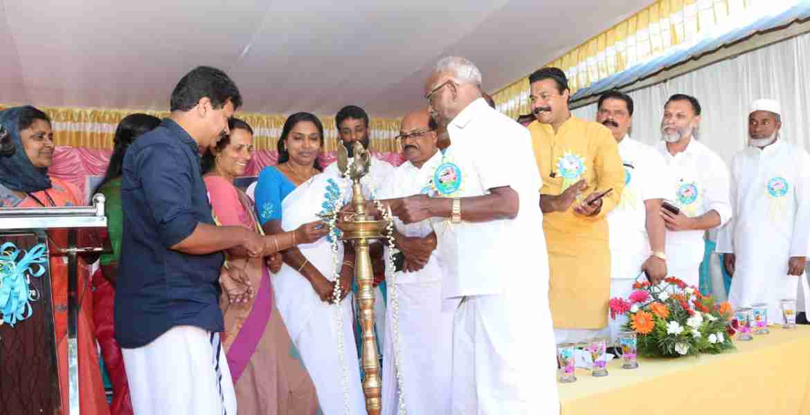 കല്ലാര്‍ ഗവണ്‍മെന്റ് എല്‍.പി സ്‌കൂളിന്റെ പുതിയ മന്ദിരോത്ഘാടനം വൈദ്യുതി മന്ത്രി എംഎം മണി നിര്‍വഹിക്കുന്നു.