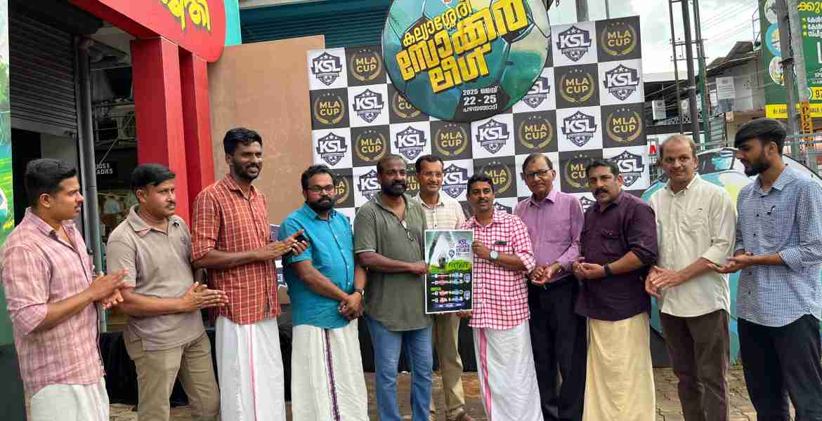 കല്യാശ്ശേരി സോക്കർ ലീഗ് എം എൽ എ കപ്പ് സെവൻസ് ഫുട്ബോൾ ടൂർണമെന്റിന്റെ ഫിക്സ്ച്ചർ  പ്രകാശനം കല്ല്യാശേരി ബ്ലോക്ക്‌പഞ്ചായത്ത് പ്രസിഡന്റ്‌ പി പി ഷാജിർ അമീർ മാടായിക്ക്  നൽകി നിർവഹിക്കുന്നു