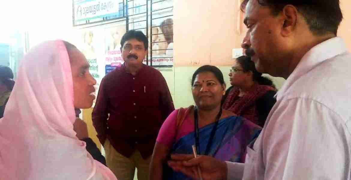കൈനാട്ടി ജനറല്‍ ആശുപത്രിയില്‍ സന്ദര്‍ശനം നടത്തുന്ന ദേശീയ മനുഷ്യാവകാശ കമ്മിഷന്‍ പ്രതിനിധികള്‍.