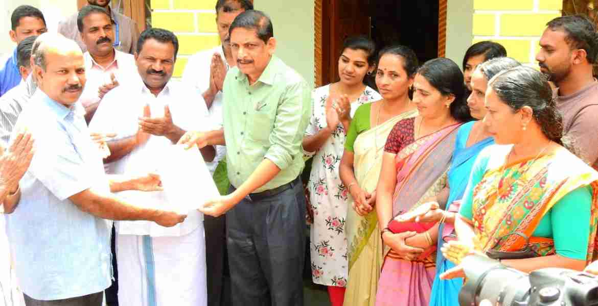 പ്രളയബാധിതർക്ക് വീടുവയ്ക്കുന്നതിന് 10 സെന്റ് സ്ഥലം വിട്ടു നല്കി കൊണ്ടുള്ള സമ്മതപത്രം കാഞ്ചിയാർ പുത്തൻപുരയ്ക്കൽ ചന്ദ്രനും കുടുംബവും ജില്ല കല്ക്ടർ എച്ച്.ദിനേശന് കൈമാറുന്നു