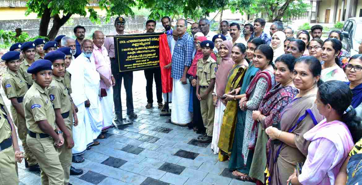 കണ്ണാടിപ്പറമ്പ് ഗവൺമെന്റ് ഹയർ സെക്കൻഡറി സ്കൂളിന് പുതുതായി നിർമ്മിക്കുന്ന കെട്ടിടത്തിന്റെ ശിലാസ്ഥാപനം കെ വി സുമേഷ് എംഎൽഎ നിർവ്വഹിക്കുന്നു