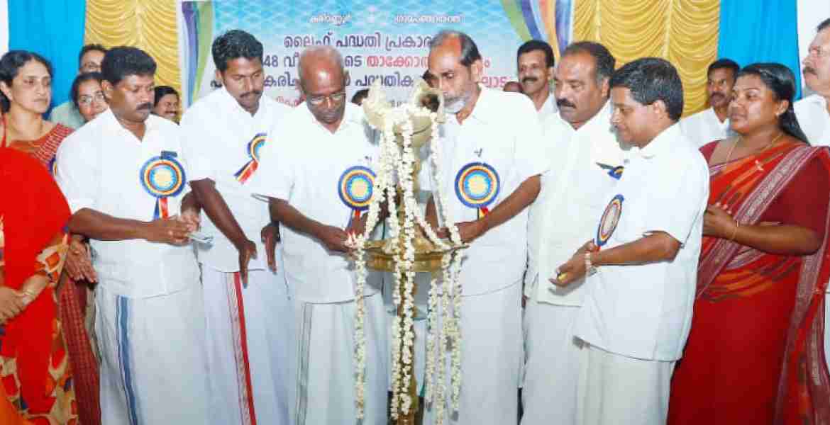 കരിമണ്ണൂർ ഗ്രാമപഞ്ചായത്തിലെ ലൈഫ് പദ്ധതി പ്രകാരം ഉള്ള വീടുകളുടെ താക്കോൽ ദാനവും പൂർത്തീകരിച്ച വിവിധ പദ്ധതികളുടെ ഉദ്ഘാടനവും  നിർവ്വഹിക്കുന്ന വൈദ്യുതി വകുപ്പ് മന്ത്രി എംഎം മണി